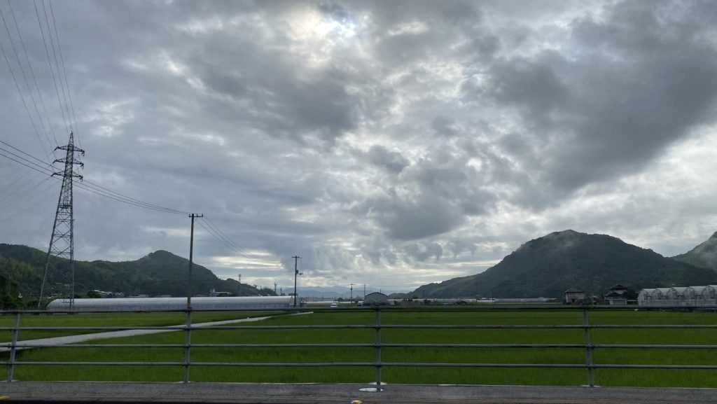 降ったり止んだり